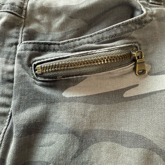 DEMOCRACY “Ab”technology Camo Cropped Pants (Size 8) - Picture 13 of 13